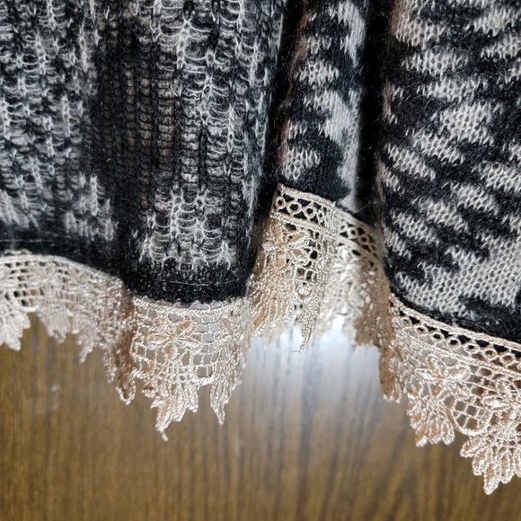 BKE Boho Chic Black and White Whip Stitched Lace Trim Geometric Cardigan Small - Picture 14 of 14
